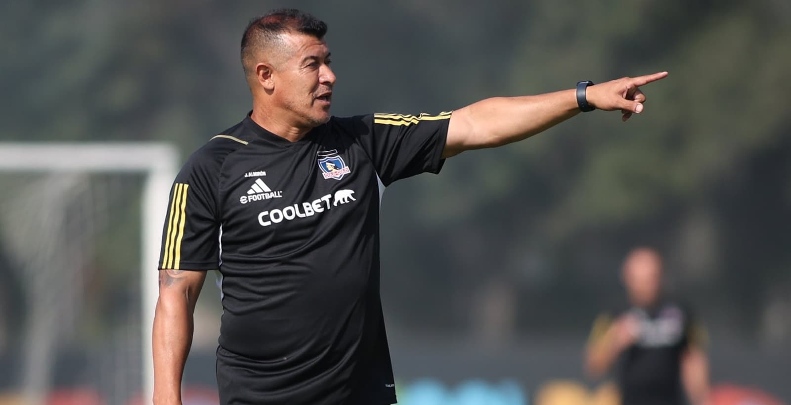 Jorge Almirón dirigiendo un entrenamiento.