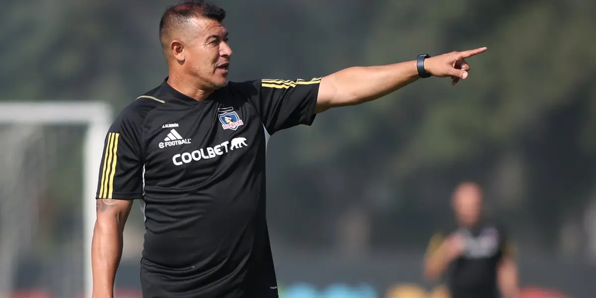 Jorge Almirón dirigiendo una práctica de Colo Colo.