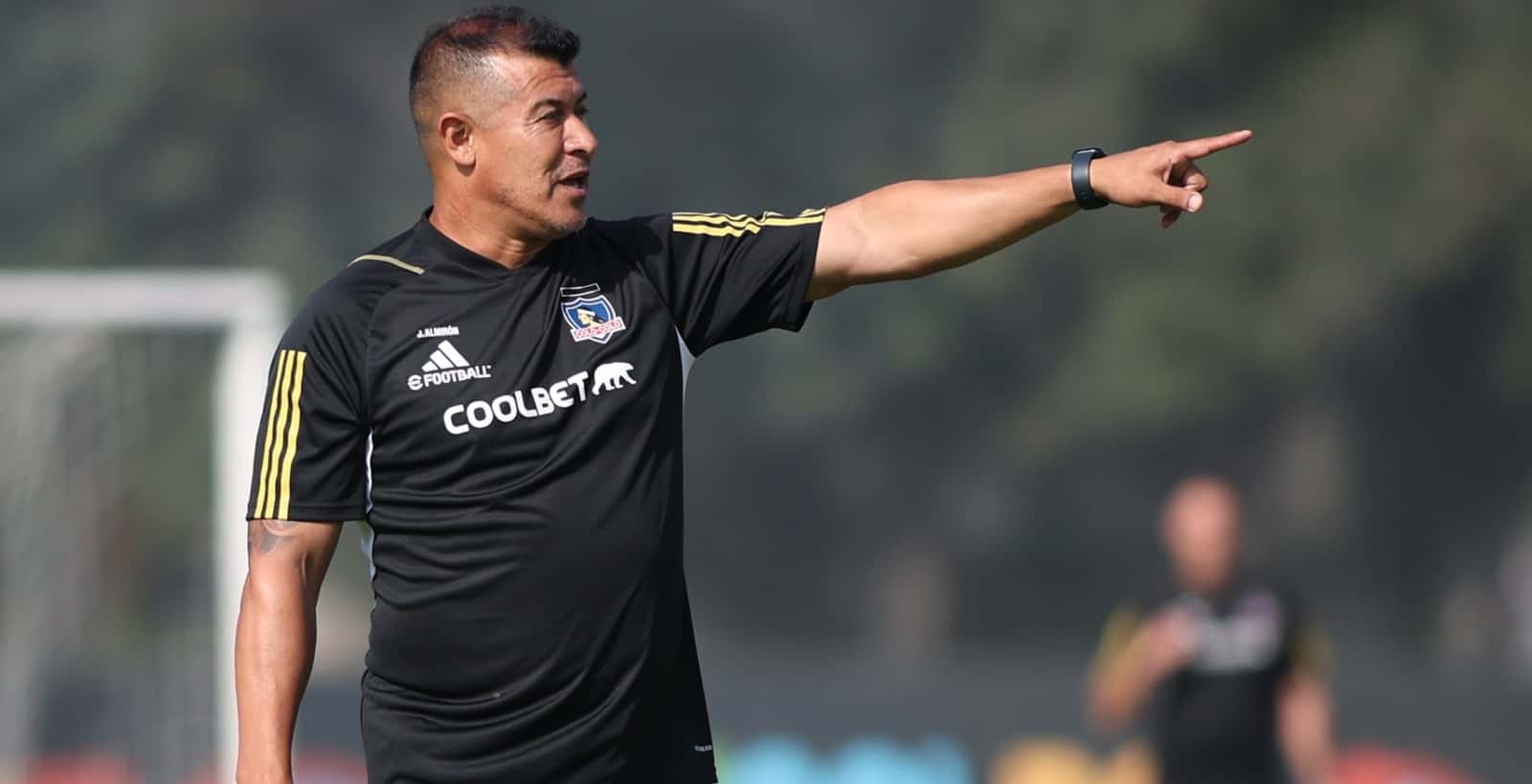 Jorge Almirón dirigiendo una práctica de Colo Colo.