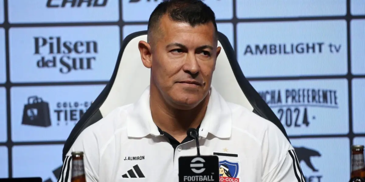 Jorge Almirón recibe críticas por su postura poco crítica.