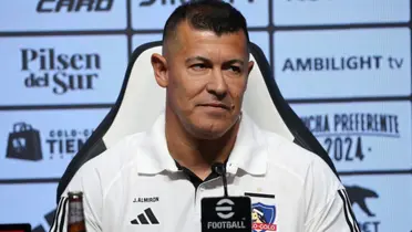 Jorge Almirón recibe críticas por su postura poco crítica.