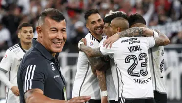 Jorge Almirón y jugadores de Colo-Colo (Foto tomada de: Central/Colo-Colo)