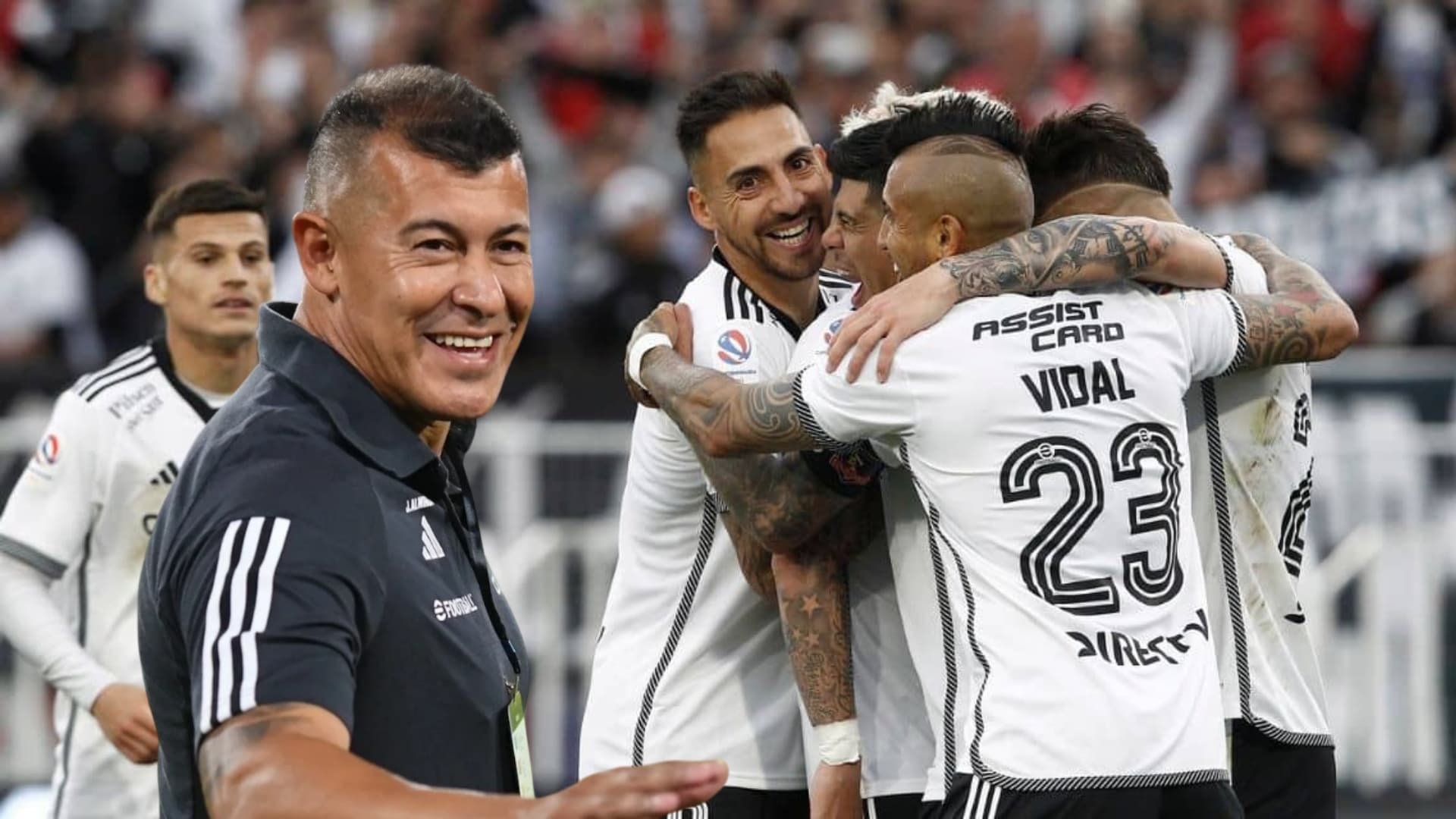 Jorge Almirón y jugadores de Colo-Colo (Foto tomada de: Central/Colo-Colo)