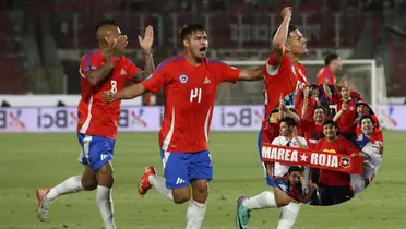 Jugadores de La Roja e hinchas de La Roja (Foto tomada de: Chile/Hostel)