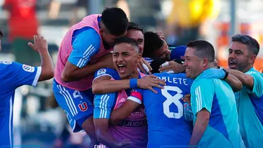 Jugadores de Universidad de Chile celebrando la victoria ante Colo Colo.