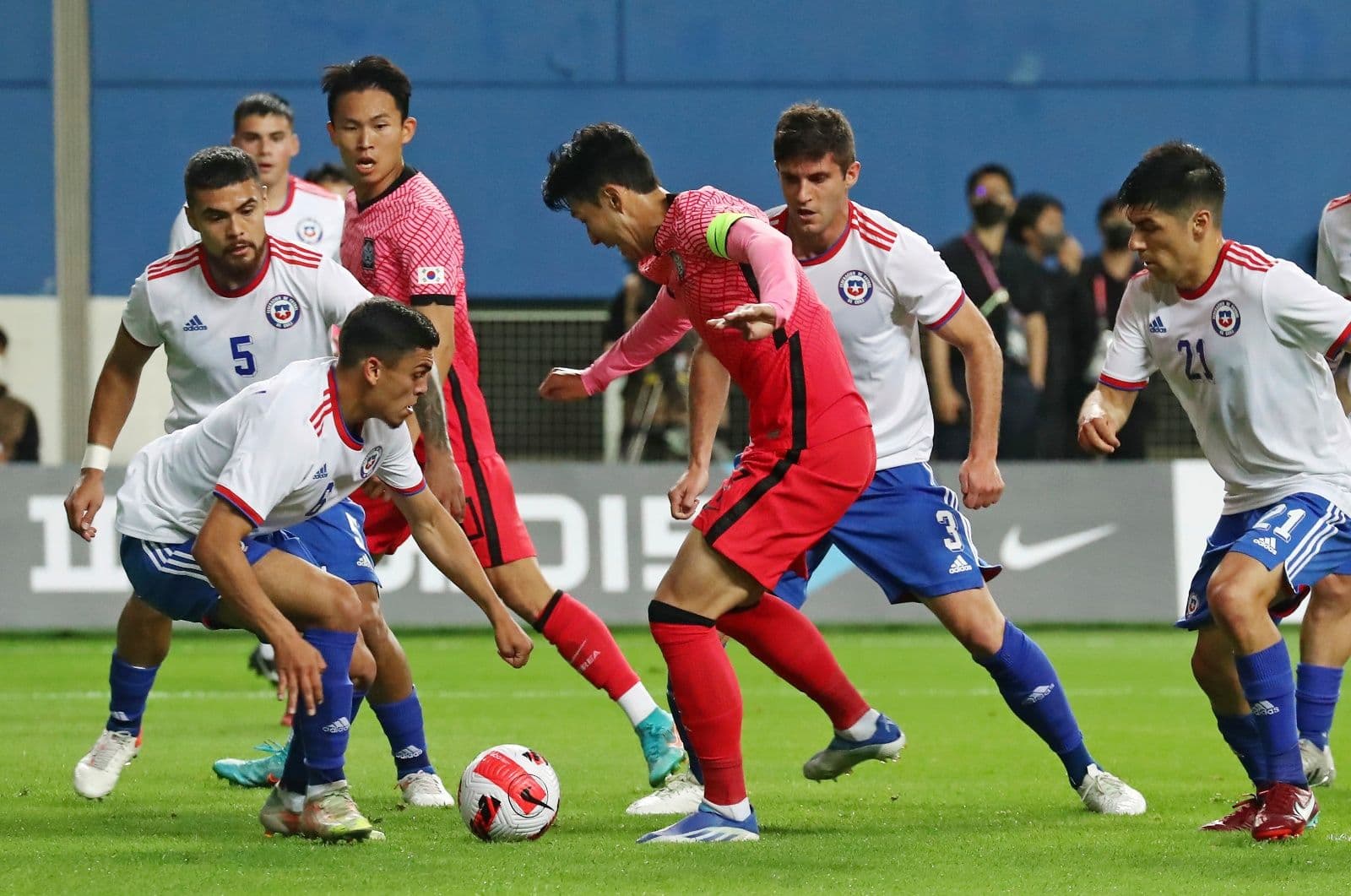 La situación de los seleccionados chilenos es compleja y ahora se confirmó que otro internacional no tuvo permiso de su club para jugar.