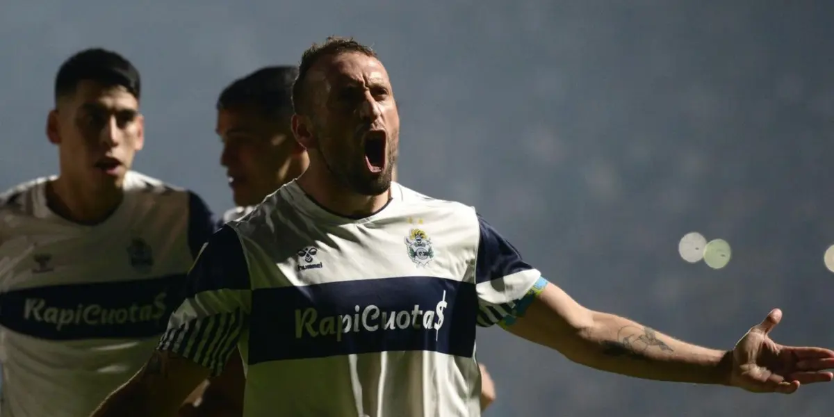 Las negociaciones podrían acelerarse considerando la presencia del gerente deportivo de Azul Azul en Argentina.