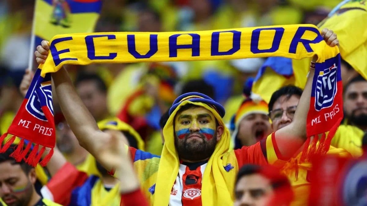 Luego de los cánticos escuchados en el debut de la Copa del Mundo, la FIFA analiza una sanción contra la hinchada ecuatoriana.
