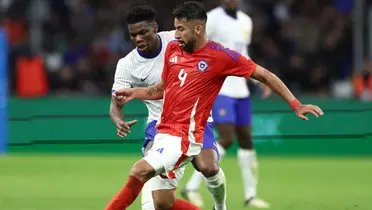 Mauricio Isla enfrentando a Francia en un amistoso internacional. 