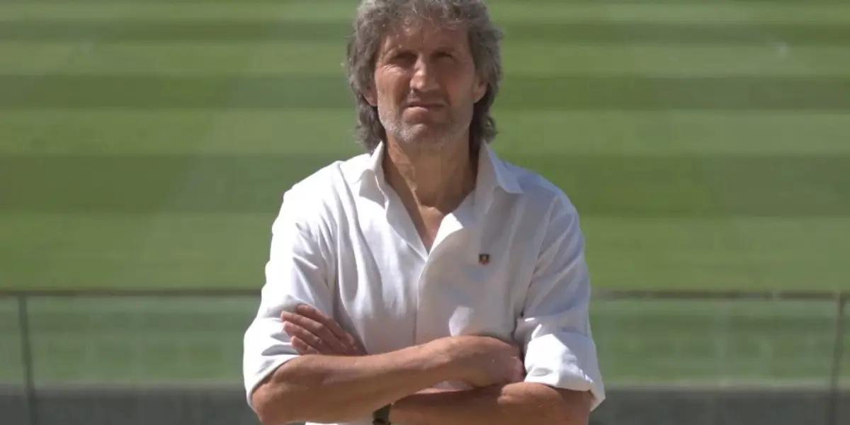 Morón ya no se guardó nada y explicó a la hinchada los movimientos de Colo Colo. Foto: Colo Colo