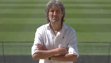 Morón ya no se guardó nada y explicó a la hinchada los movimientos de Colo Colo. Foto: Colo Colo