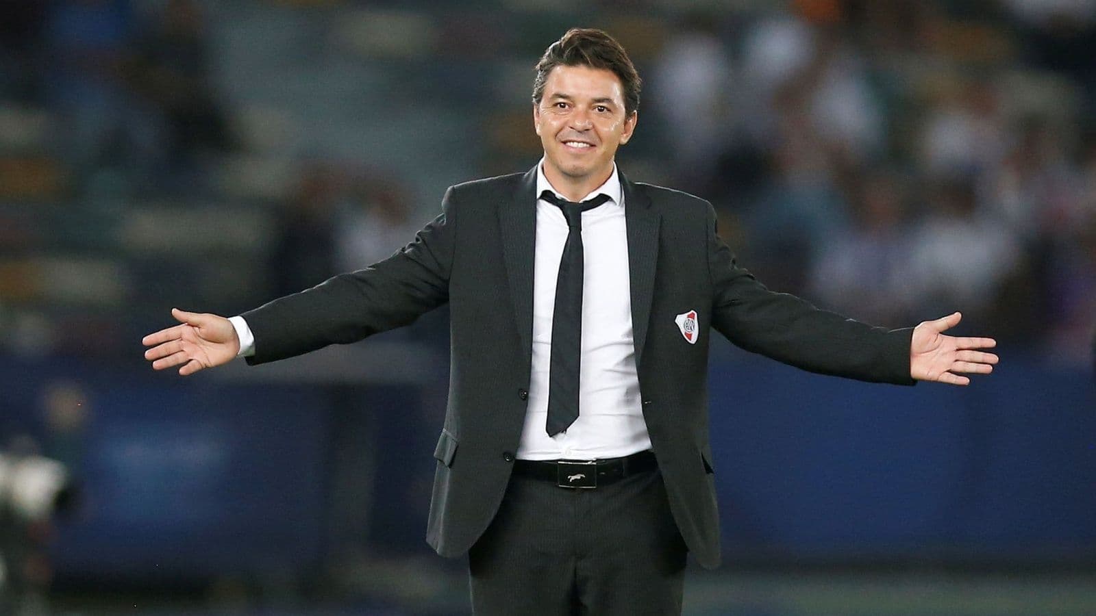 No todo fue abrazos y cariño entre Colo Colo y River Plate. El entrenador argentino increpó a un juez de línea y lo trató duramente por su actuación.