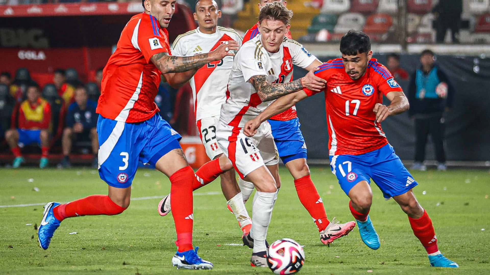 Perú y Chile empatan 0-0 en Lima hasta ahora. Foto: FPF