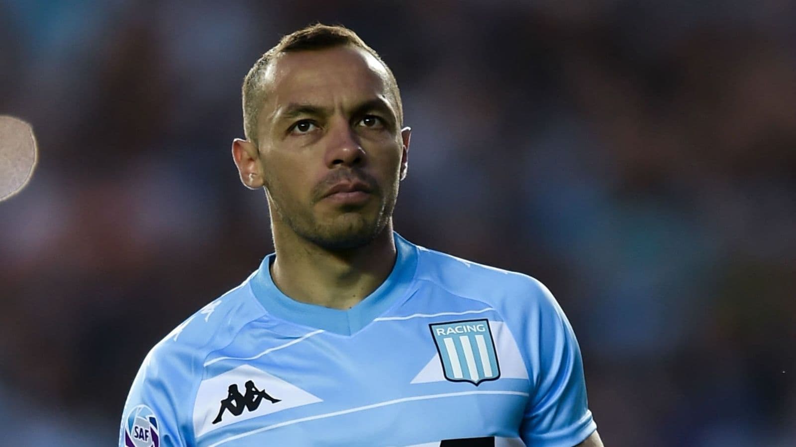 Pese a haber recibido ofertas desde otros clubes, el volante chileno sigue esperando sentarse en la mesa de negociación con la ‘U’.