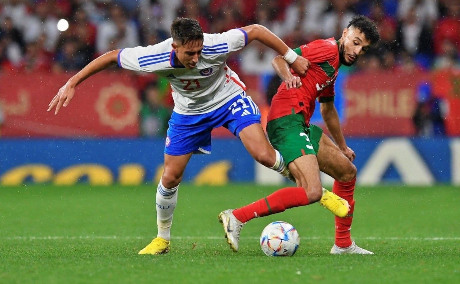 Pese a que no ha sido un mal primer tiempo de la Selección chilena, la falta de profundidad ofensiva de La Roja preocupa en los hinchas.
