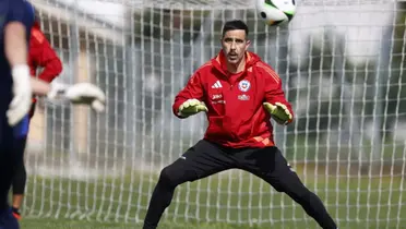 Salen a defender presencia de Claudio Bravo.