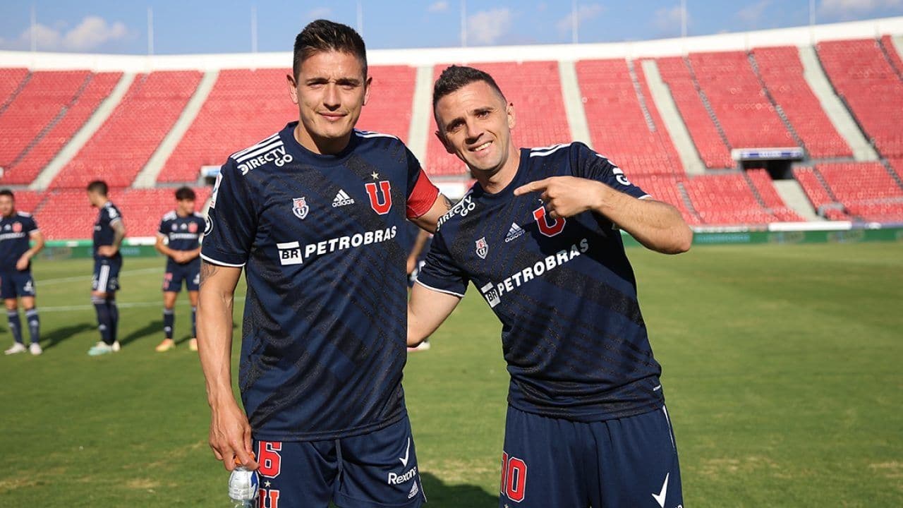 Tras los últimos años de fracasos en la Universidad de Chile, un ídolo azul quiere volver al profesionalismo y la fanaticada azul pide su regreso.