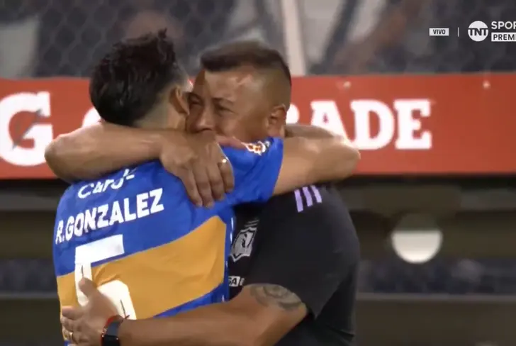 Ramiro González abrazando a Jorge Almirón (Foto tomada de: TNT)